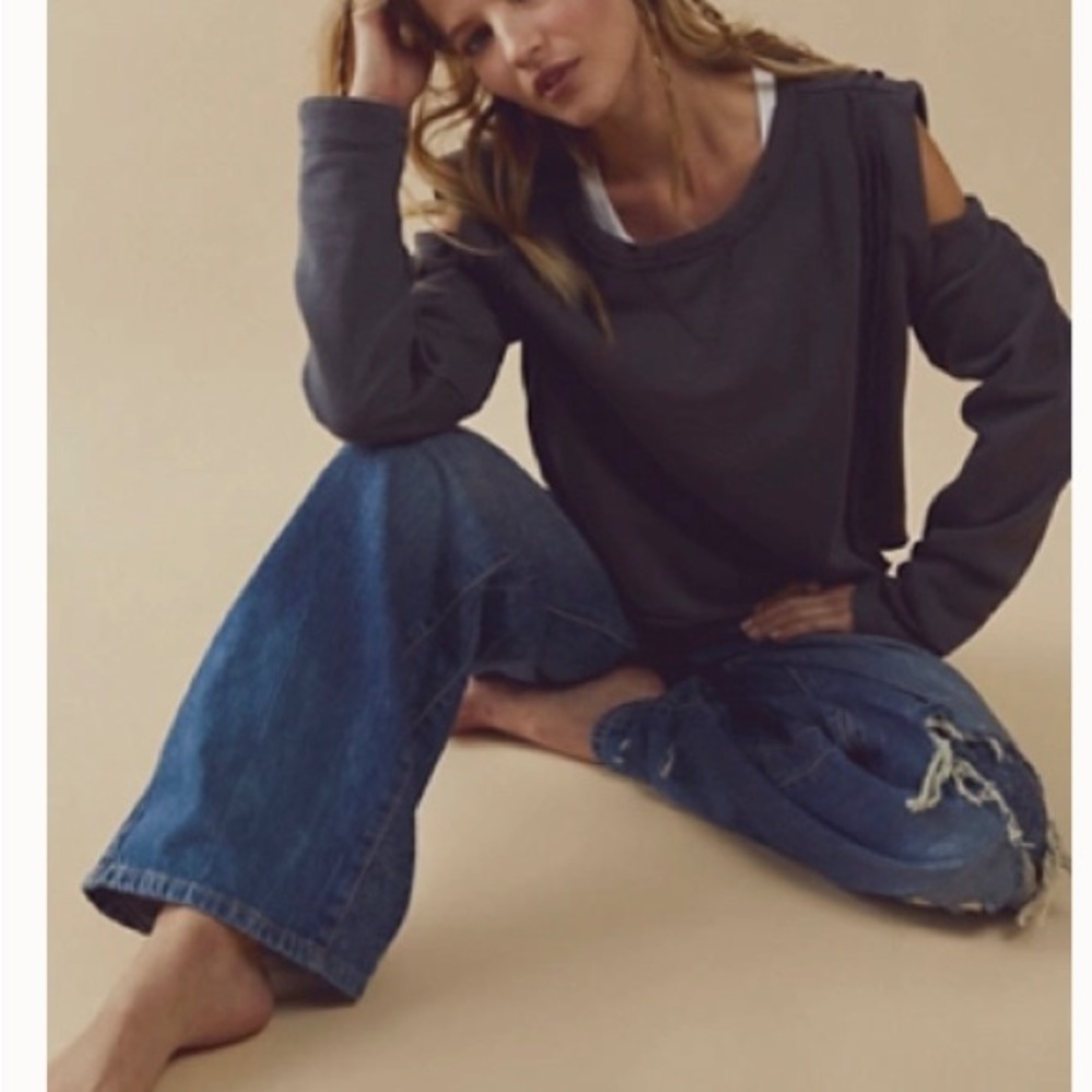 Free People cold shoulder sweatshirt in Blue size L. NWOT only worn once